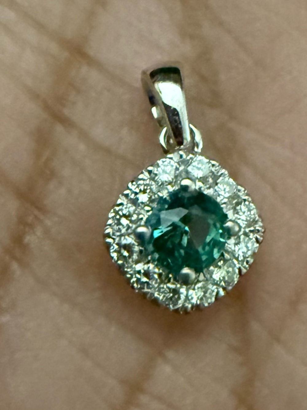 Stunning 18k white gold, diamond and natural Emerald Pendant